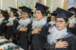 학사모를 쓴 만학도 45명…`영등포 늘푸름학교` 졸업식 개최