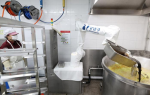 강남구, `국내 최초` 가스·스팀 자동제어 급식 조리로봇…작업환경 개선 효과