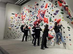 벽을 오르다! 강동구, 이색 스포츠 `클라이밍 체험교실` 운영