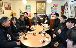 오세훈 시장, ‘서울영화센터’ 찾아 영화인과 단편영화 관람