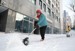 대설 속 보행 안전 점검... 박강수 마포구청장, 전동식 제설장비 성능 확인