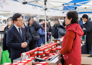설맞이 농특산물 직거래장터 찾은 진교훈 강서구청장