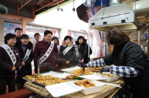 설 장보기는 가까운 시장에서! 아현·망원시장 찾은 박강수 마포구청장