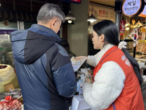 설 장보며 치매 바로 알기…강동구, 전통시장과 손잡고 치매 인식 개선