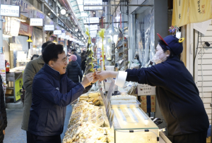 진교훈 강서구청장, 설 앞두고 전통시장 찾아 민생 살펴