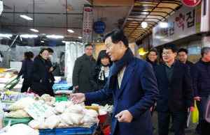 설맞이 전통시장 찾아 온정 나눈 이승로 성북구청장, 상인들과 따뜻한 소통 횡보