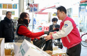 도봉구, 설 대목 앞둔 전통시장 방문…성수품 물가‧수급 점검