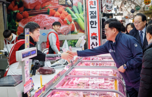 “오직 민생” 설 앞두고 이틀 연속 전통시장 찾은 진교훈 강서구청장