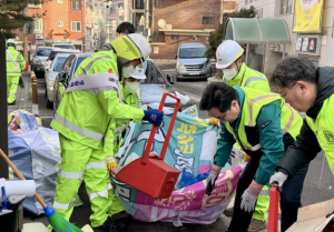 설 연휴 끝까지 현장에…박일하 동작구청장, 거리 청소하며 구슬땀