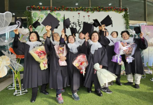 관악구, 만학도 12인 `늦깎이 졸업식` 참여...포기하지 않은 집념의 결실