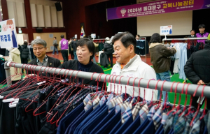 동대문구 ‘교복나눔장터’ 열려…2천~3천원 교복으로 새학기 부담 덜어