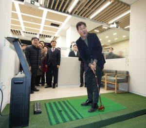 “눈비 걱정 없이 운동 삼매경” 종로구, 실내 파크골프장 운영