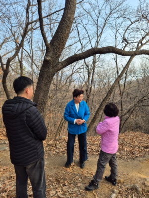 강북구의회 최미경 의원, 북한산 빨래골 탐방로 현장 점검... “나무계단 설치 등 안전 확보 주문”