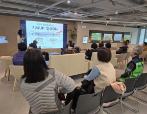 동대문구 동백꽃복지관, 어르신 `스마트 일상` 키운다…키오스크 배우고 자세 바로잡고