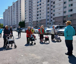 봄꽃 활짝~ 어르신 웃음꽃도 활짝~노원, 시니어 건강 걷기 `다시 왔나봄` 운영