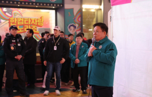 ‘BTS 공연 대비 안전 총력!’박강수 마포구청장, 레드로드 인파 관리 나서