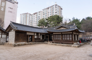 ˝1,400만 돌파 왕과 사는 남자˝ 금성대군 흔적 간직한 은평 `금성당` 찾는 발길 이어져