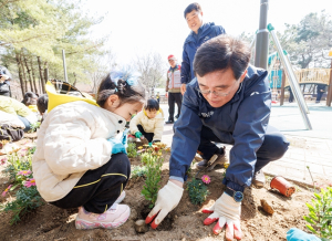 진교훈 강서구청장, 식목일 기념행사 찾아 나무 심어