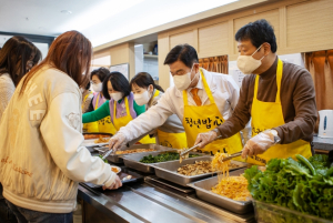 ˝밥은 먹고 다니니?˝…이필형 동대문구청장, 연화사 청년밥心 배식 봉사