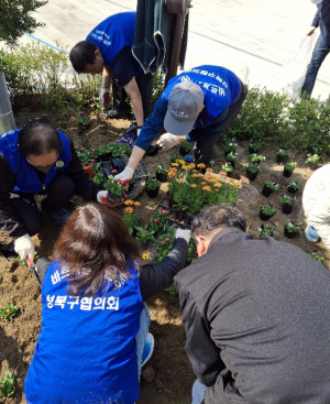 성북구 장위1동 바르게살기위, 향나무공원 환경정화·봄꽃 식재