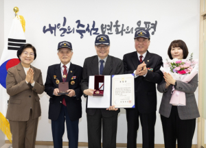 ˝무명의 용사, 영원히 기록되다˝ 은평구, 6·25전쟁 참전유공자 故 김공식 상병 무공훈장 전수