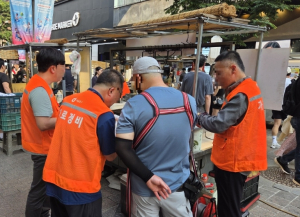 서울 중구, 명동 거리가게 먹거리 위생 `정조준`…`선제적 수거검사`로 사각지대 없앤다