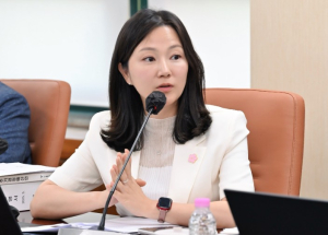 서울시의회 윤영희 의원, 학교 스마트폰 지도 조례 제정안 발의…교육청의 역할과 책임 강화