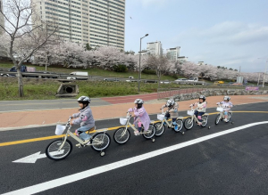 벚꽃길 따라 씽씽…동대문구, 유아 자전거교실 본격 운영