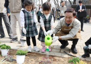 강남구, 식목일 맞아 양재천에 ‘참여의 정원 숲’ 조성