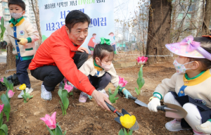 서초구, 식목일 기념 나무심기 행사 개최... 주민과 함께 우면산 숲길 가꿔