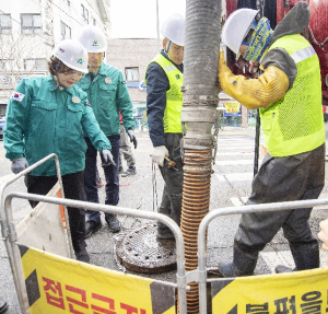 박희영 용산구청장, 우기 대비해 빗물받이 준설 현장 점검