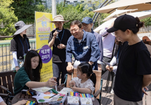 밤에 시 쓰고, 고궁서 책 읽고… 광진구, 도서관의 날 기념행사 개최