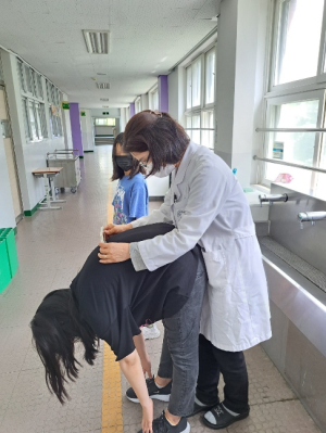 ˝청소년 척추 건강 지킨다˝ 강북구, 척추측만증·거북목 검진 실시