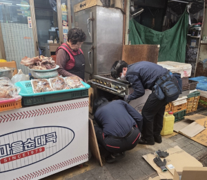 송파구, 전통시장에 K급 소화기 지원부터 스마트 방역까지 `안전 든든`