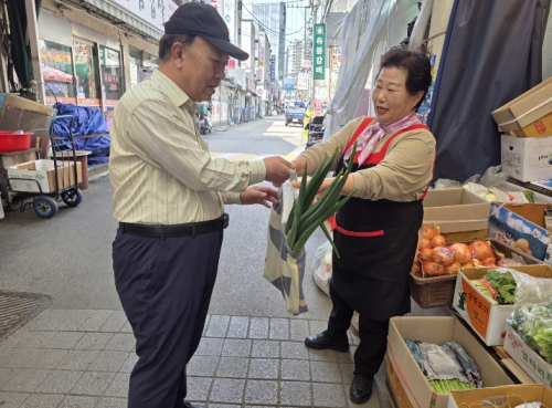 중동 전쟁이 부른 전통시장 ‘비닐 대란’… 송파구, 폐현수막 장바구니로 상인 시름 던다