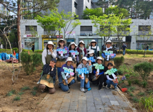 `주민 손길로 피어난 마을정원` 은평구, 주민참여형 시범정원 2개소 조성 완료