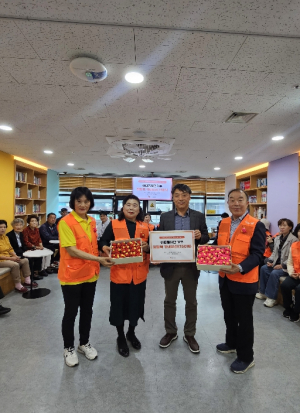 성북구 장위2동 아띠봉사단, 폐양말목 활용 카네이션 나눔 진행