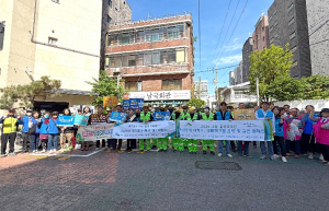 ˝쓰레기 쓱, 꽁초 싹˝…은평구 불광1동 먹자골목 청소 나선 `불광쓱싹단`