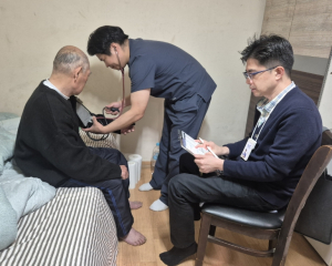 성북구 장위1동, 위기 어르신 발굴·지원…어버이날 카네이션 전달