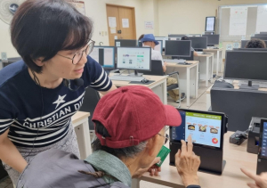 ˝키오스크 겨우 익혔더니 QR 주문˝ 강남구, 어르신 생활디지털 교육 확대