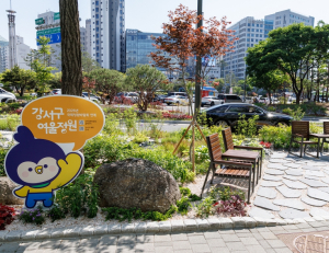 강서구청 앞 사거리 `여울정원`으로 거듭나...바쁜 발걸음 멈춰 잠시 쉬어가는 열린 쉼터