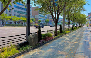 “출퇴근길이 정원으로” 금천구, 시흥대로에 ‘사계절 정원형 띠녹지’ 완성