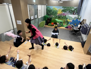 ˝재잘재잘 웃으며 배우는 용산 역사˝…유아들 사로잡은 인형극