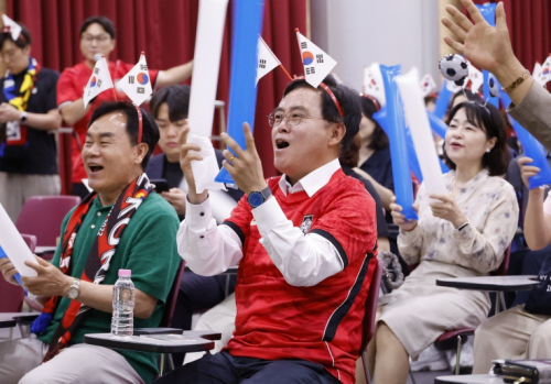 진교훈 강서구청장도 “대~한민국” 목청 터져라 대표팀 응원