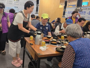 곰탕 한 그릇에 담은 이웃사랑... 금천구 시흥3동, 어르신 나눔 행사