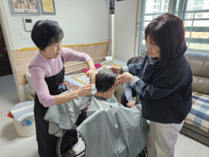 성북구 석관동 예쁜손 봉사단, 취약계층 위한 찾아가는 행복미용실 운영