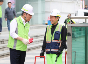 김현기 강남구청장, `해답은 현장에`…거리 청소로 임기 시작