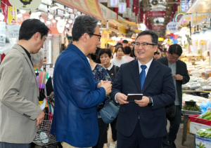 정창수 강북구청장, 첫 결재는 `지역경제`… 취임 첫날 전통시장부터 찾았다