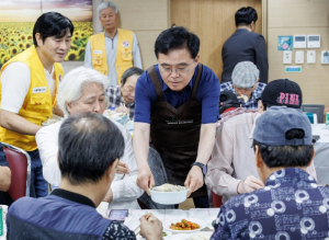 “어르신 건강하세요” 진교훈 강서구청장, 삼계탕 배식 봉사 나서