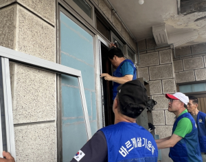 성북구 삼선동 바르게살기위원회, 주거 취약계층에 현관 방충망 설치 봉사